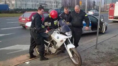 Motocyklista wpadł w poślizg "Czuliśmy od niego alkohol"