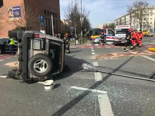 Samochód wylądował na boku