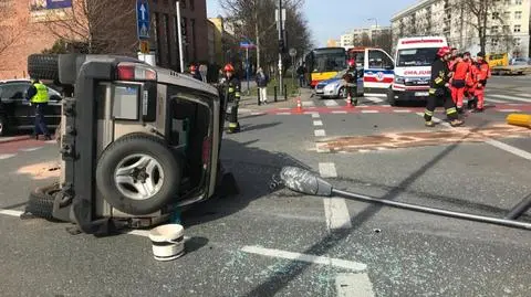 Auto na boku, ścięta latarnia. Zderzenie na Mokotowie