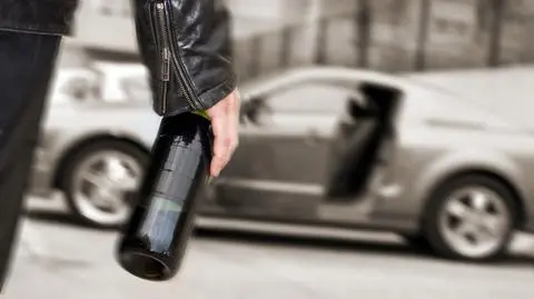 Zaparkował na pasie ruchu, wcześniej kupił alkohol