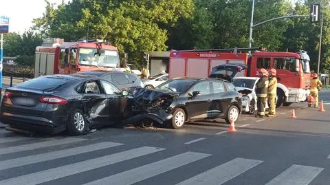 Wypadek na Ochocie. Dwie osoby, w tym dziecko, trafiły do szpitala