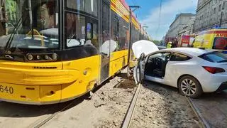 Zderzenie auta i dwóch tramwajów w alei "Solidarności"