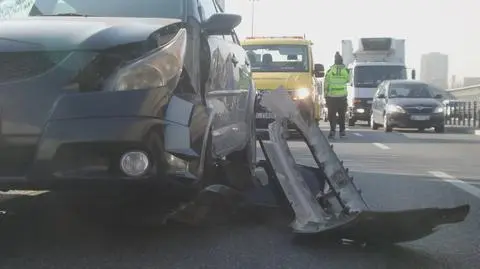 Zderzenie dwóch aut na moście Grota. Godziny czekania na przyjazd policji