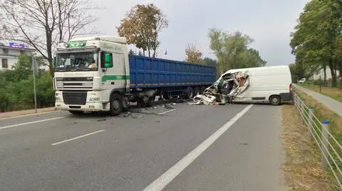 Czołowe zderzenie z samochodem ciężarowym. Trzy osoby ranne