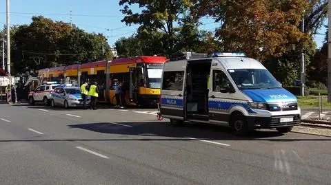 Motorniczy hamował, pasażerka się przewróciła. Tłumaczył: pierwszeństwo wymusił kierowca auta