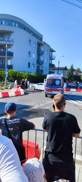 Tesla podczas wyścigu uderzyła w barierki