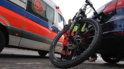 Rowerem wjechał w toyotę. Ma obrażenia twarzy