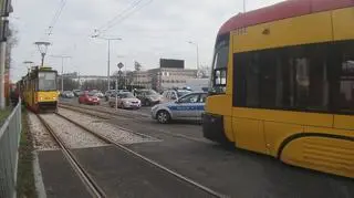 Samochód zakleszczył się pomiędzy tramwajami