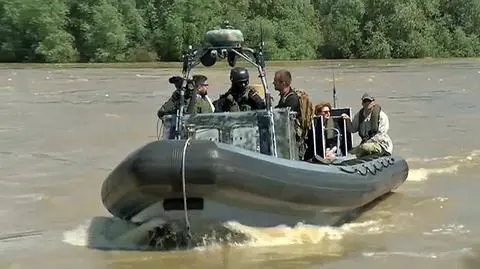 Pontony, helikopter i kominiarki. Władza patroluje rzekę