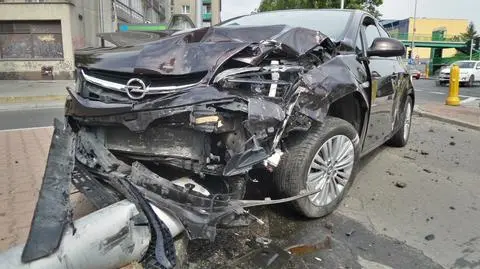 Kolizja na Czerniakowskiej. Opel ściął latarnię
