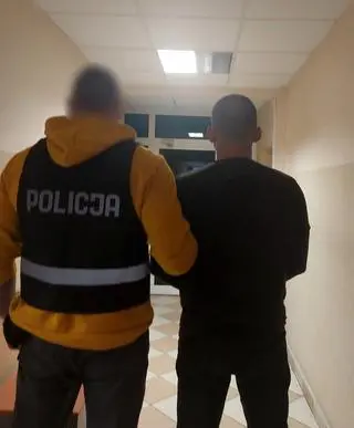 Policjant z zatrzymanym mężczyzną 