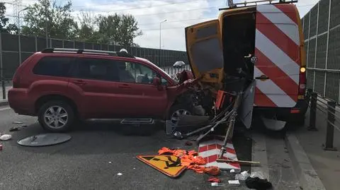 Wypadek w Łomiankach. Samochód terenowy uderzył w auto drogowców