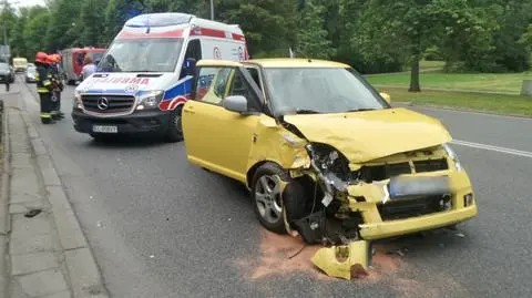 Wyjeżdżał z parkingu, trafił w opla. Jedna osoba w szpitalu