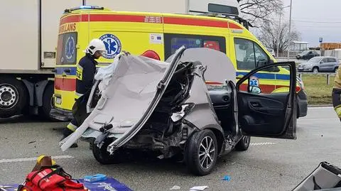 Dwie osoby zakleszczone w aucie po wypadku na krajowej "siódemce". Lądował śmigłowiec ratowniczy