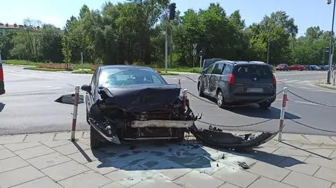 Zderzenie na skrzyżowaniu, jedno z aut wjechało w słupki