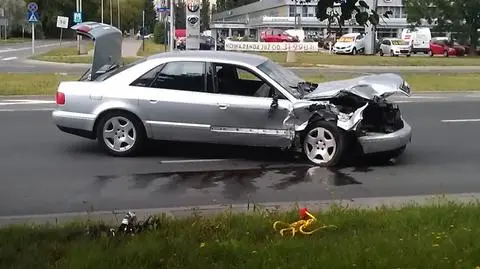 Audi wjechało w dacię. Na ulicę wypadły puszki z farbą