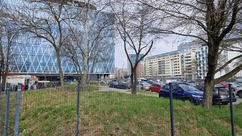 Działkę przy metrze oddali deweloperowi, w zamian dostali grunt na obrzeżach miasta