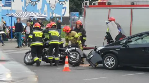 Motocyklista zderzył się z autem na Woli