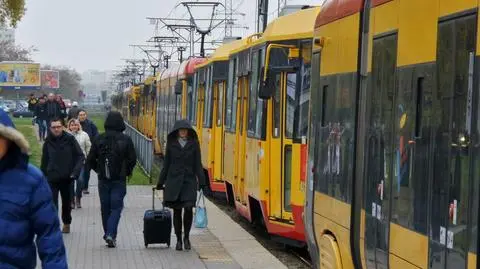 Broniewskiego: autobus zablokował tramwaje 