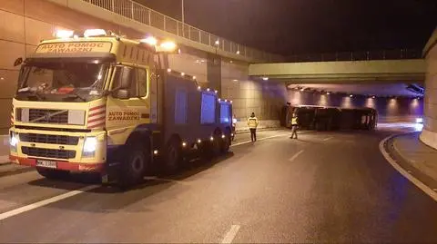 Mięso rozładowane, tir podniesiony i odholowany. Ciężarówka blokowała tunel kilkanaście godzin