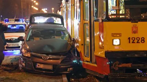 Zderzenie tramwaju i hyundaia. "Strażacy rozdzielili pojazdy"