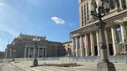 Konserwator chce wpisać do rejestru zabytków kandelabry przed Pałacem Kultury i Nauki