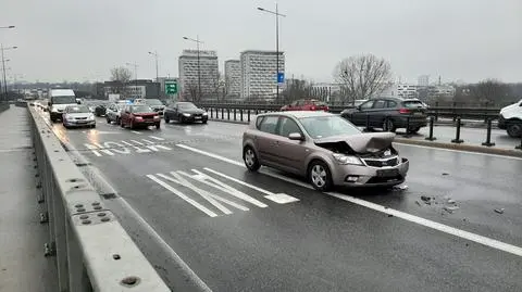 Karambol na moście Łazienkowskim. Rozbite auta blokowały jezdnię