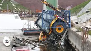 Koparka wpadła do Portu Czerniakowskiego