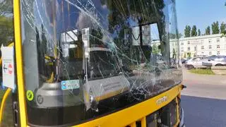 Zderzenie autobusu miejskiego z osobową mazdą