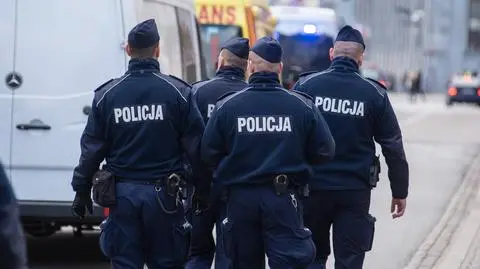 "Uderzył i popchnął uczestnika kontrmanifestacji". Sąd skazał policjanta