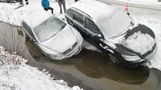 Dwa samochody w rowie na Białołęce