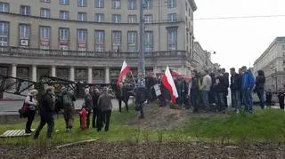 Kilkanaście osób protestuje przeciwko rekonstrukcji tęczy