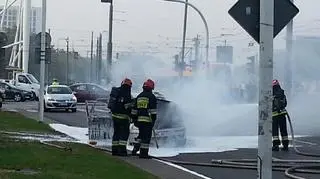 Płonęlo auto na rondzie Radosława