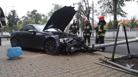 Mercedes na latarni, latarnia na ulicy