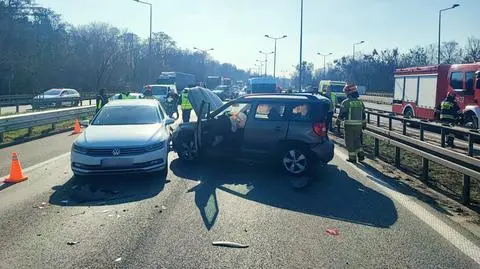 Karambol na trasie S8. Kilka aut rozbitych, jedno stało w poprzek jezdni