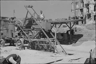 Reportaż z produkcji pustaków gruzobetonowych w Państwowym Przedsiębiorstwie Rozbiórki i Gospodarki Gruzem, 1947