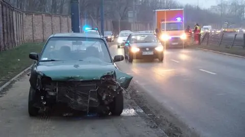 Samochód wjechał w barierki przy ulicy Okopowej 