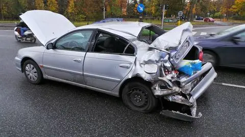 Zderzenie ciężarówki i samochodu osobowego na Stegnach. Kierowca trafił do szpitala
