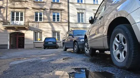 Parkowanie na podwórkach tylko dla mieszkańców. Śródmieście chce iść śladem Woli