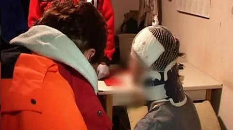 Ojciec pijany, córka z rozciętą głową