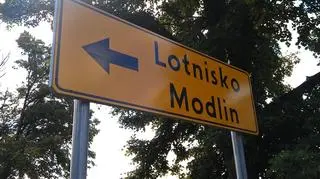 Zdemontowali znaki wskazujące drogę do lotniska Modlin