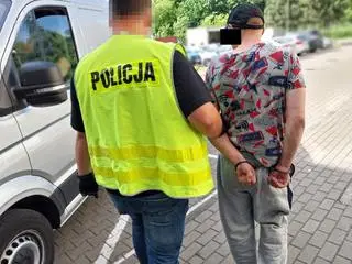 Policjant z zatrzymanym mężczyzną 