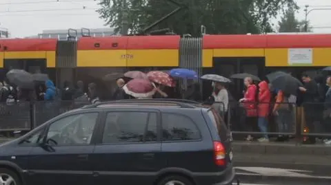 Tramwaje blokują pieszych. Zła koordynacja na Woronicza