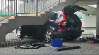 Auto wbiło się pod schody przy Trasie Łazienkowskiej