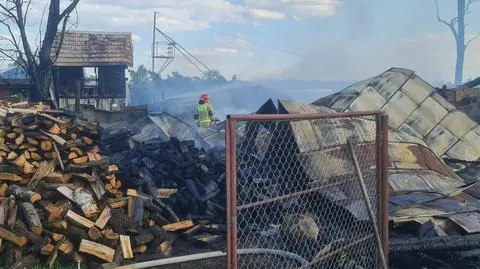 Pożar budynków gospodarczych, całkowicie spłonęła stodoła. Jedna osoba trafiła do szpitala