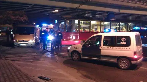 Pocztowy bus pod tramwajem na Starzyńskiego