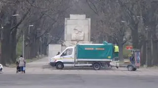 Czyszczenie pomnika w Parku Skaryszewskim