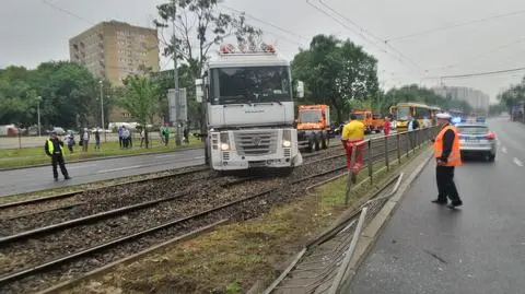 Ciężarówka na torowisku. Tramwaje stanęły