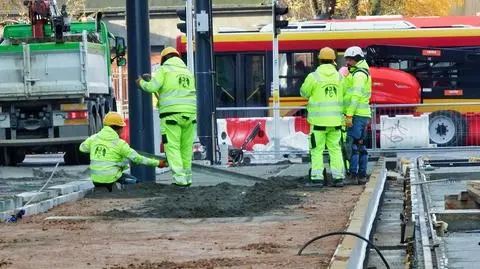 Jezdnia prawie gotowa, niebawem wróci tam ruch. Na razie autobusów i tylko w jednym kierunku