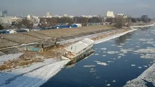 Barka przechyliła się na lewą burtę